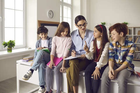 Tutor-Teaching-Pupils-Small-Group-whizkidztutoring